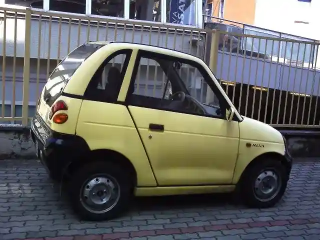 Il boom di esportazioni dell’auto elettrica cinese, la reazione dell’Europa e il caso Stellantis in Italia