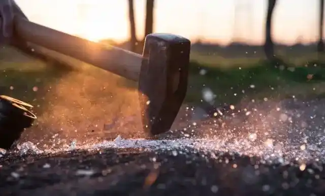 Se l’unico strumento che hai in mano è un martello, ogni cosa inizierà a sembrarti un chiodo