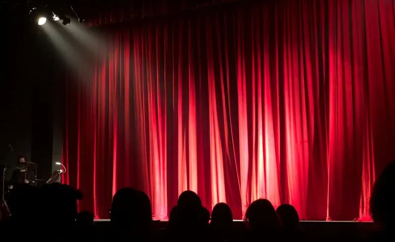 Dal “guardami” al “partecipiamo”: il palcoscenico nel mondo connesso